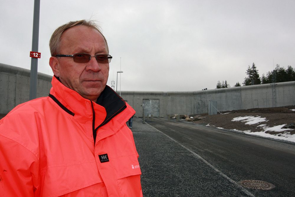 FORNØYD: Statsbyggs prosjektsjef for Halden fengsel, Arnold Pedersen, er godt fornøyd med at fengselet straks er klart for overlevering til justisdepartementet. Den høytidelige åpningen av fengselet skjer 8. april.
