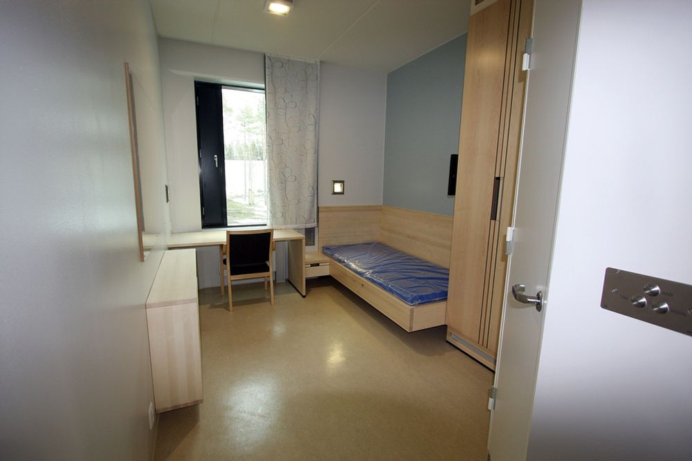 CELLE: Halden fengsel har 251 plasser for både kvinner og menn. Cellene er 12 m2 store, og møblert med seng, pult, hylle, klesskap, tv og magnettavle. Møblene er fastmontert i gulv og vegger, og produsert ved trevareverkstedet i Ringerike fengsel.