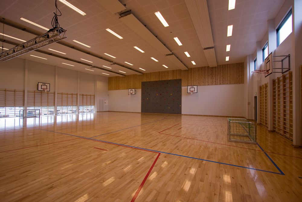 SAMLINGSPUNKT: Fengselets gymsal kan brukes til mer enn trening. Den har også en scene for konserter og underholdning.