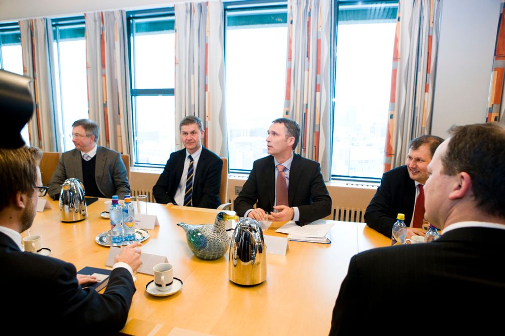 Fremskrittspartiets Ketil Solvik-Olsen (til høyre med ryggen til) og Høyres Nicolai Astrup (til venstre med ryggen til) ber om gode rammebetingelser for kommersiell kraftutbygging. Og de er fornøyde med utenlandstilkoblingene.