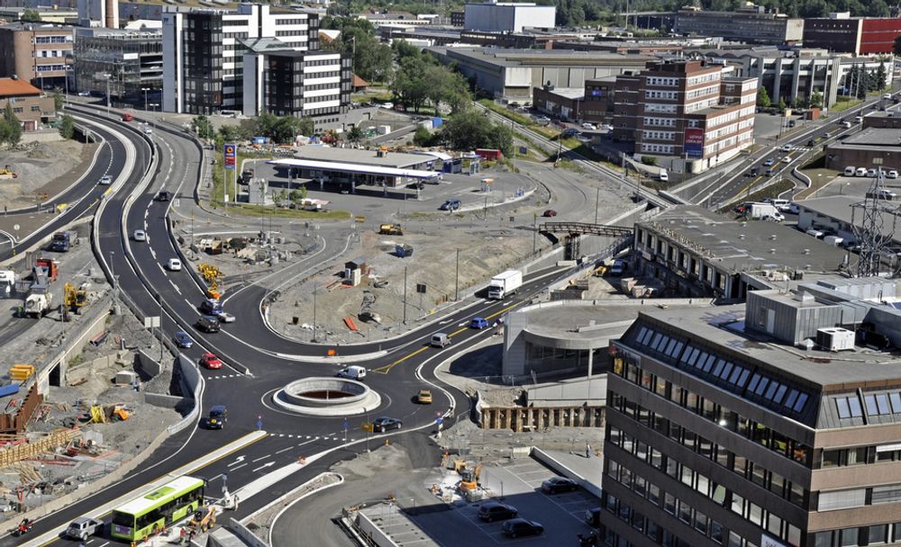 Fram til 12. juli gikk trafikken på Østre Aker vei ut av bildet til venstre for rundkjøringen. Nå går omkjøringsvegen gjennom rundkjøringen og fortsetter bortover Ulvenveien til høyre.