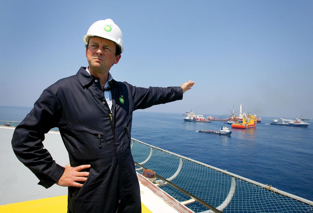 Oljeselskapet BP greier nå å fange opp 10.000 fat olje i døgnet fra den store lekkasjen i Mexicogolfen, sier selskapets direktør Tony Hayward.