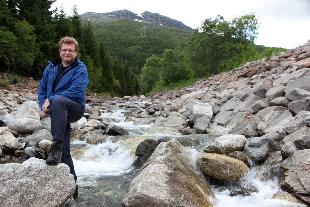 ØDELEGGER IDYLLEN: Geir Botnen har trådd sine barnesko i Botnen ved Røldalsvatnet, og vil ikke at idyllen skal bli ødelagt av kraftutbygging.