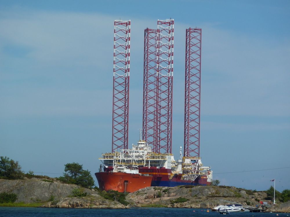 I SKJÆRGÅRDEN: Haven på ryggen av Dockwise tungløftefartøy Treasure på vei inn til Tromøysundet i begynnelsen av august.