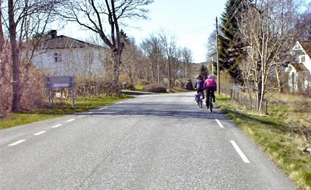 Å sykle langs fylkesveg 308 er ikke særlig fristende. Om to år blir forholdene mye bedre. Gang/sykkelvegen kommer til venstre på bildet.