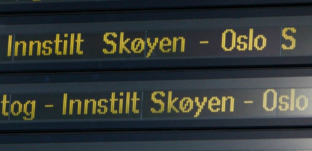 PROBLEMER: Folk som skulle til Oslo ble anbefalt å finne annen transport mandag morgen. Tre kjøreledninger falt ned, og det skapte store problemer for togtrafikken innover til hovedstaden.