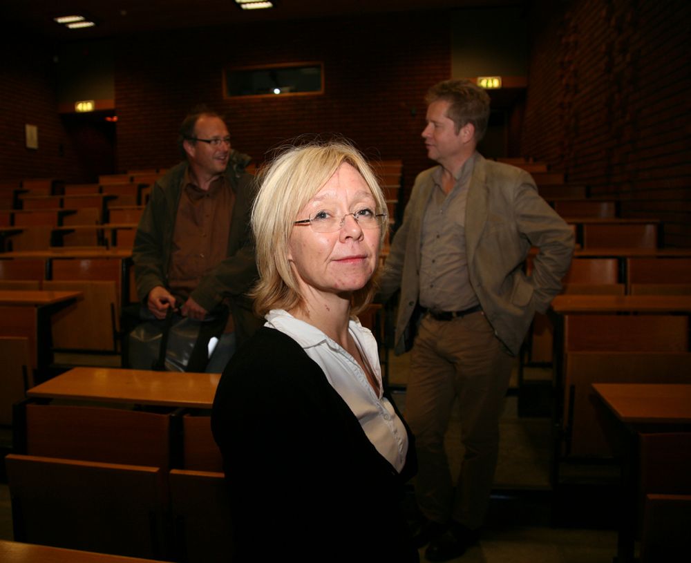 MILJØ: UiO-professor Kristin Asdal er ikke nådig mot økonomene. Cicero-forsker Sjur Kasa (bak til høyre) kaller det hele en kamp mellom nerder.