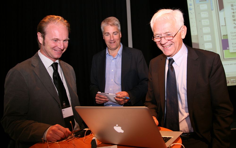 NYTT: NHH-professor Kjetil Bjorvatn (til venstre) og DnBNORs sjeføkonom Øystein Dørum presenterte tall for Kinas påvirkning. Konferansier var NHH-professor og tidligere statsråd Victor Normann (til høyre).