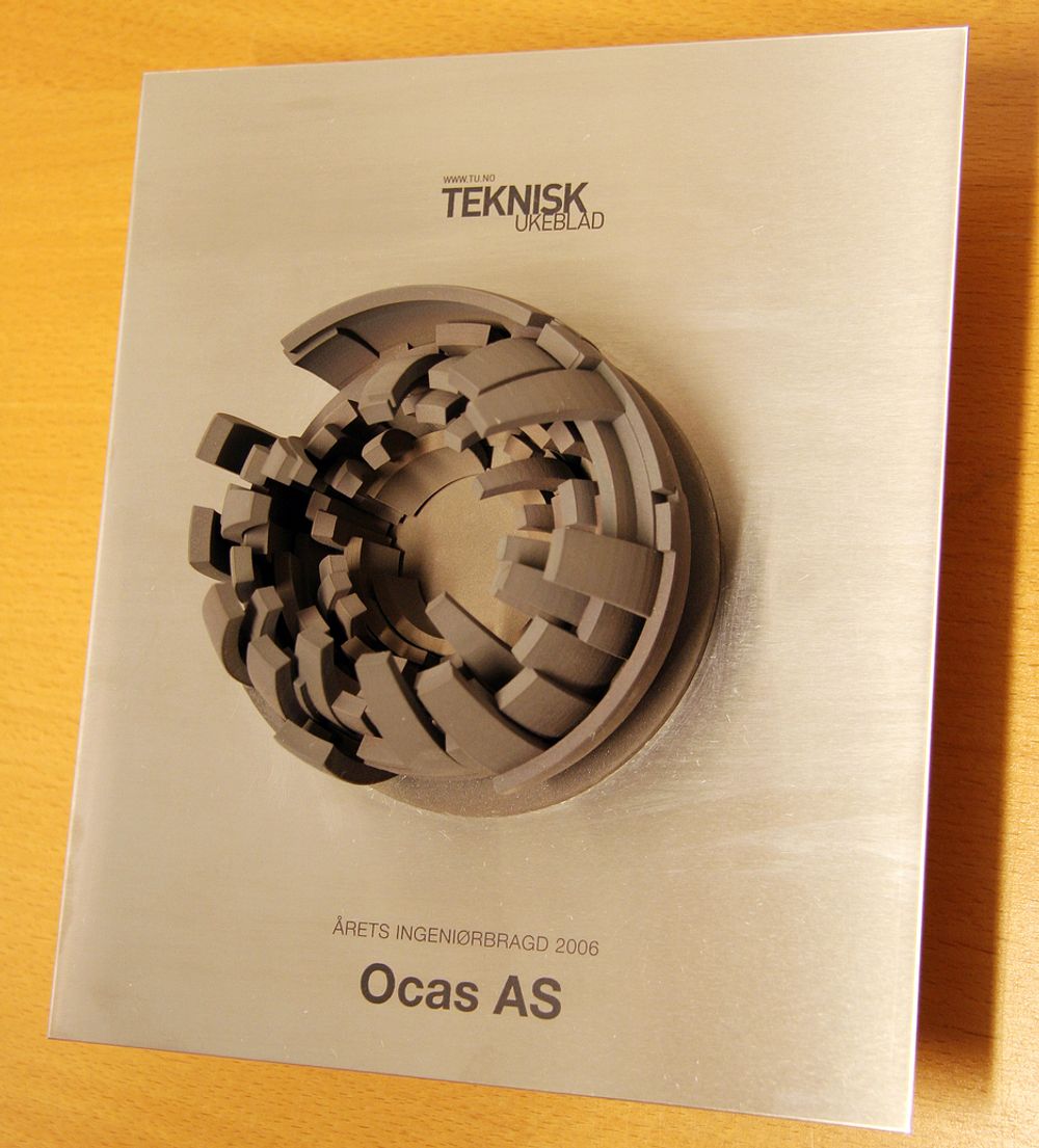 Ocas vant prisen  Årest ingeniørbragd 2006. Slik ser trofeet deres ut.