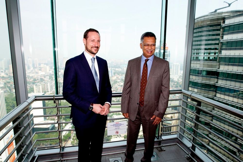 MØTE: Kronprins Haakon (t.v.) sammen med toppsjefen i oljeselskapet for Petronas, Datuk Shamsul Azhar Abbas, i Kuala Lumpur tirsdag.