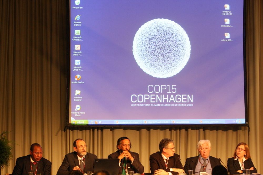 FNs klimapanel, leder Rajendra Pachauri, flankert av hovedforfatterne under COP15, København.