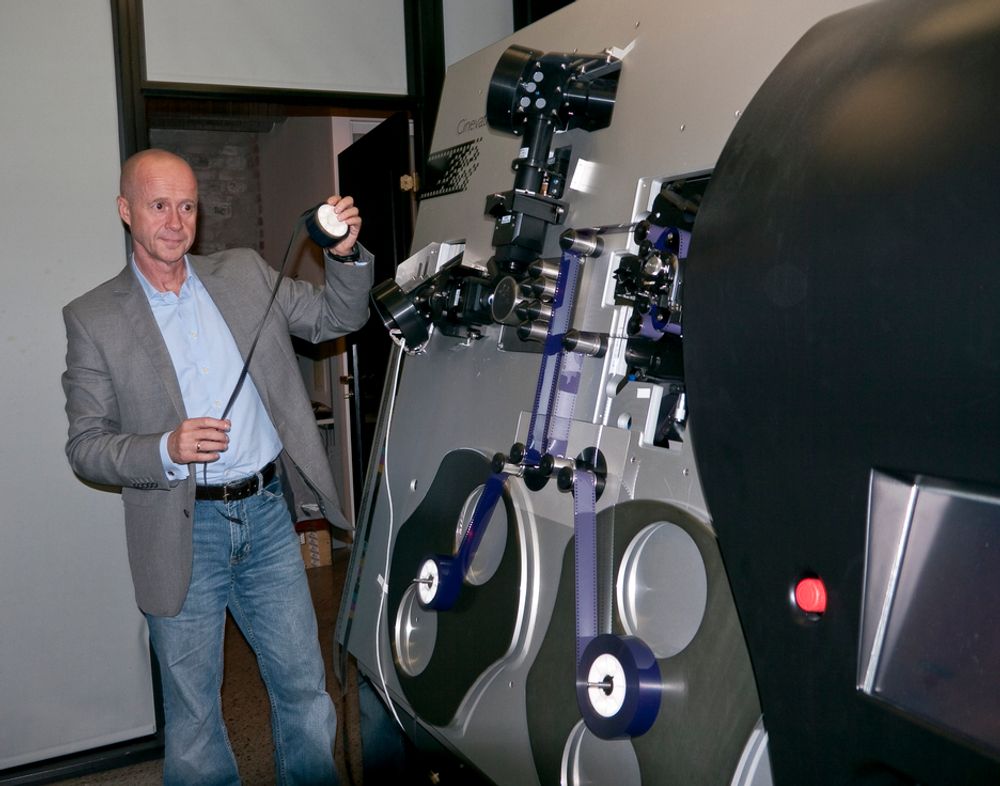 ANALOGT: Administrerende direktør Bjørn Sæterøy i Cinevation ved maskinen de har konstruert for å lage analog film av digitale filer.