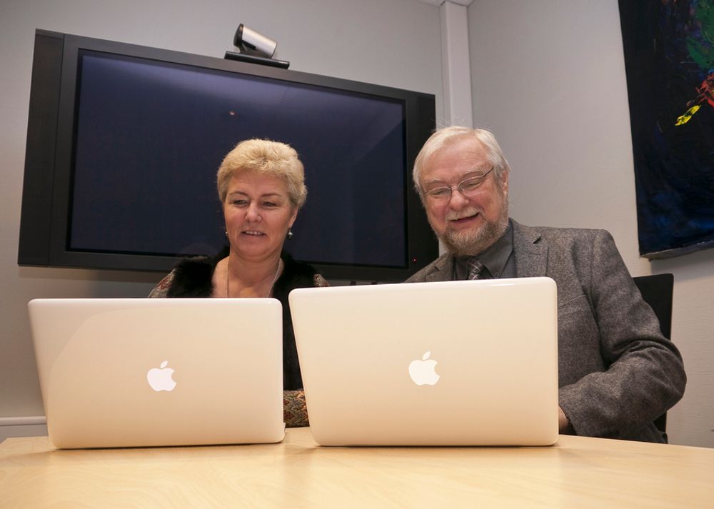 BYTTER:Daglig leder og markedsansvarlig, Hilde Dramdal og rektor Per Storheim ved Akademiet Privatist Drammen er godt fornøyd med byttet til Mac