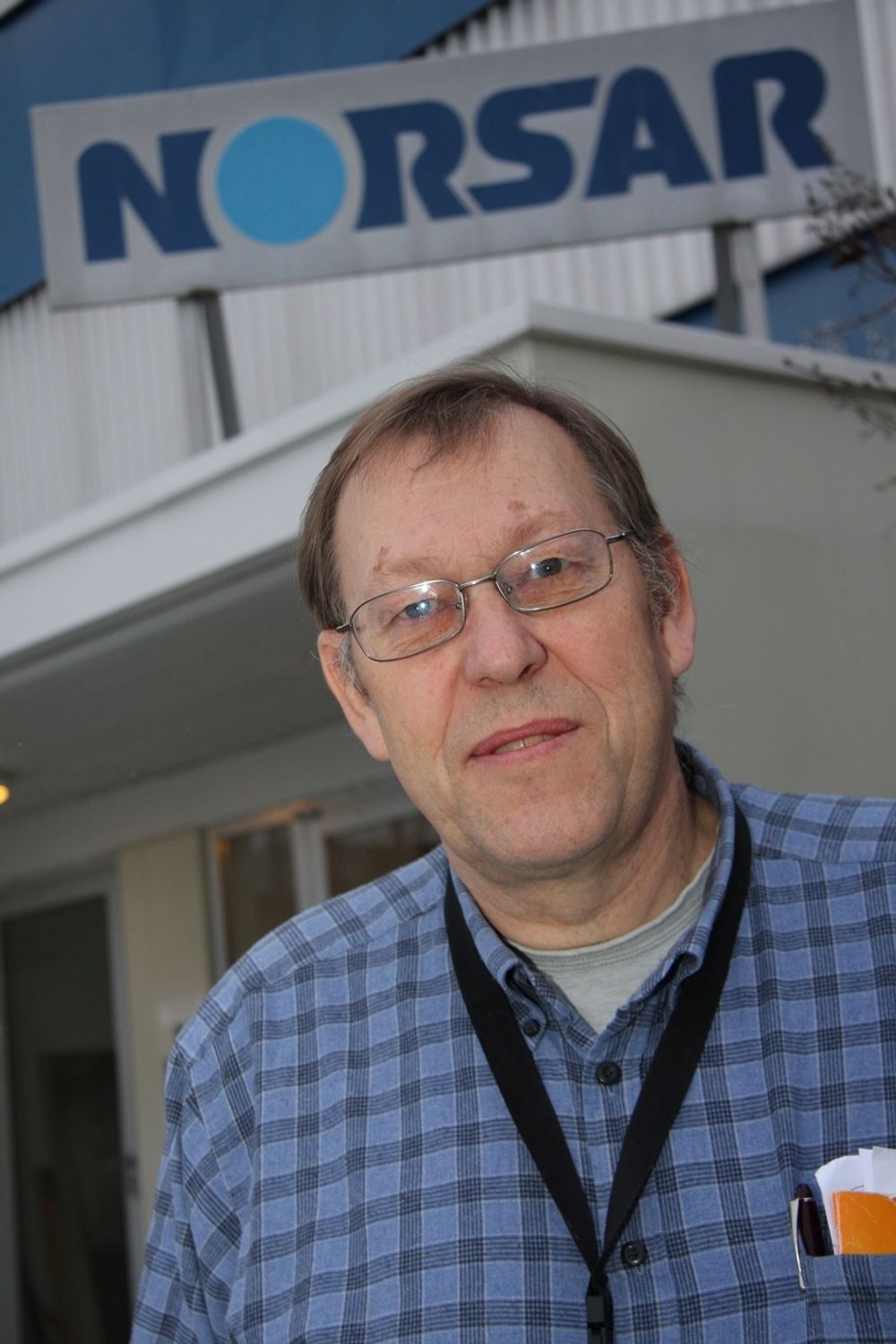 GIR RIF MEDHOLD: Seniorforsker dr. Conrad Lindholm ved jordskjelvsobservatoriet Norsar.
