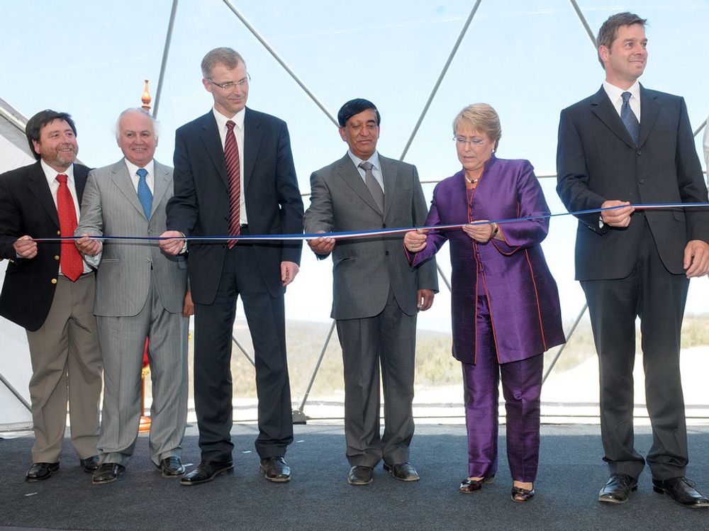 PRESIDENTEN KLIPPER: Her åpner Chiles president Michelle Bachelet (i lilla) norske SN Powers vindpark El Totoral. Den blir landets største og SN Powers første. De andre på bildet er (f.v.) guvernør Ricardo Cifuentes, president Gustavo Pavez i Centinela Group, SN Powers direktør Øistein Andresen, ordfører Norman Araya i Canela county og visepresident for Sør-Amerika Nils Huseby i SN Power.