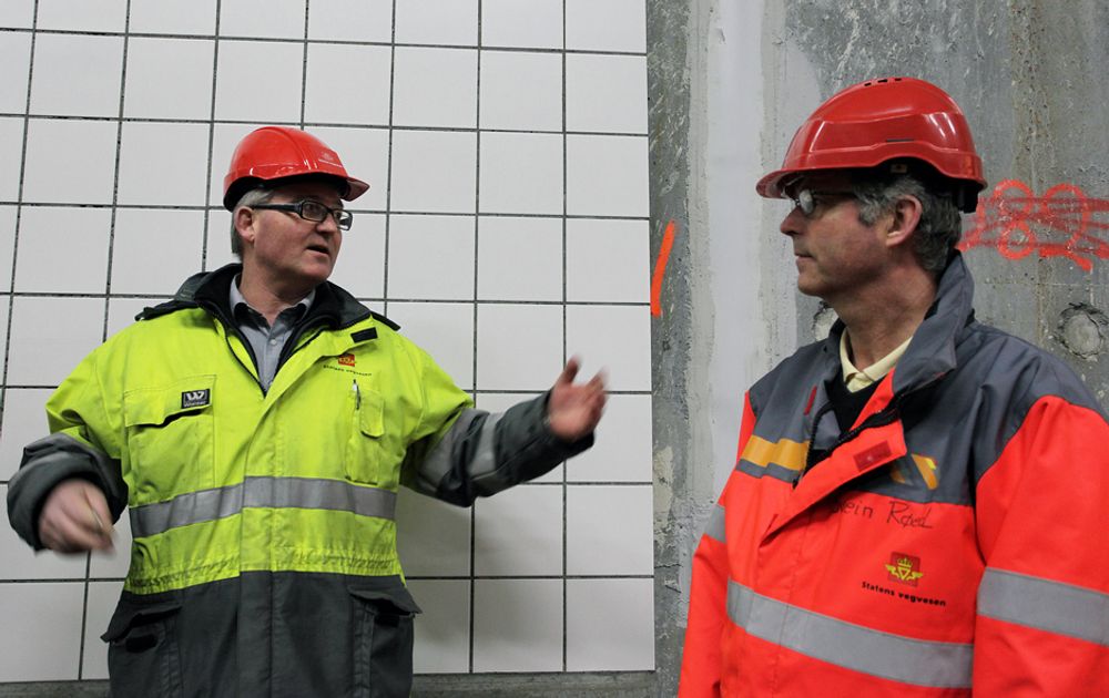 GUIDER: Byggeleder Petter Bergersen, til venstre, og prosjektdirektør Svein Røed veileder Teknisk Ukeblad gjennom den nye Bjørvikatunnelen.