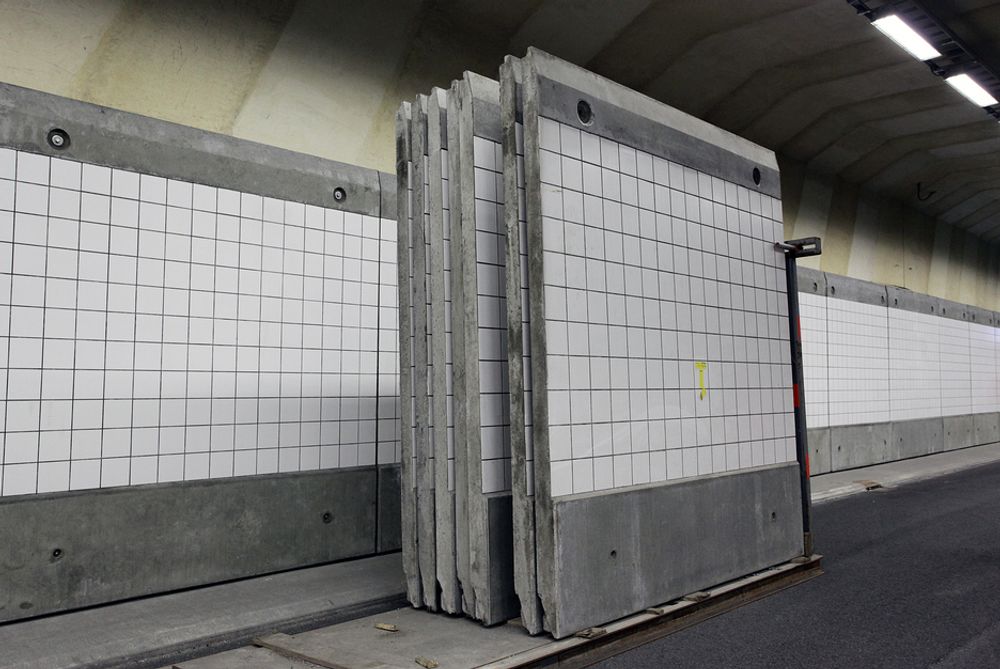 SNART FERDIG: Tunnelveggene er kledt med prefabrikkerte flislagte elementer. Ikke alle er ferdig montert.