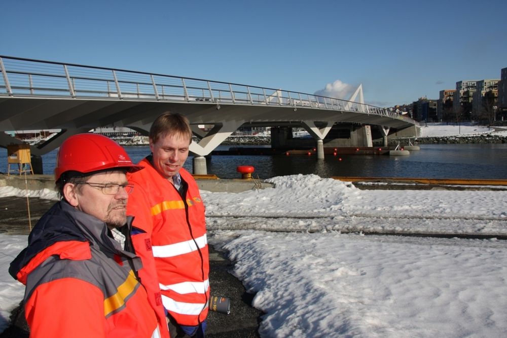 Prosjektlederne Almar Aronsen (t.v.) og Harald Inge Johnsen ved Pirbrua i Trondheim.
