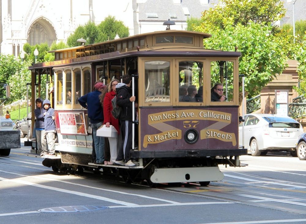 IKON: San Franciscos "cable cars" er et ikon for byen. Banen brukes mest av byens mange turister - og har vært nedleggingstruet flere ganger.