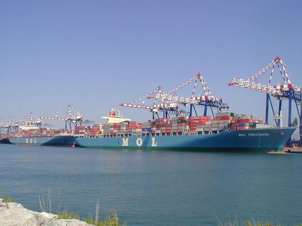 Containerskipene MOL Performance og MOL Precision fra Mitsui O.S.K. Lines, Ltd. (MOL) i havn for lasting og lossing.