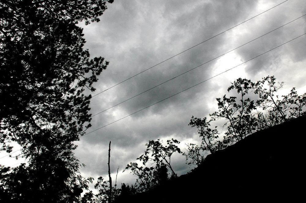 LUFTSPENN: Kampen om kraftlinjer i luftspenn eller sjøkabel i Hardanger fortsetter. Frp mener det kan være uheldig at lederen for ett av sjøkabelutvalgene jobber i et selskap som har kraftlinje-utbygger Statnett som kunde.