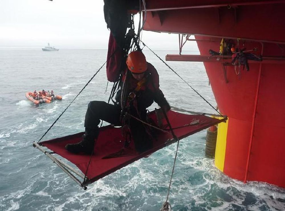BORDER RIGGEN: Her henger Greenpeace-aktivistene på boreriggen Stena Don utenfor Grønlands kyst.