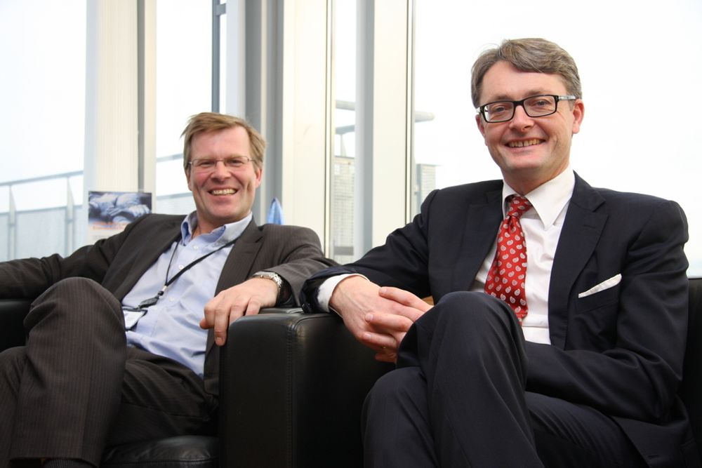 To gode nyheter på samme dag. Fra venstre:  Per Harald Kongself direktør for Energy Development &amp; Services og konserndirektør Øyvind Eriksen i Aker Solutions.