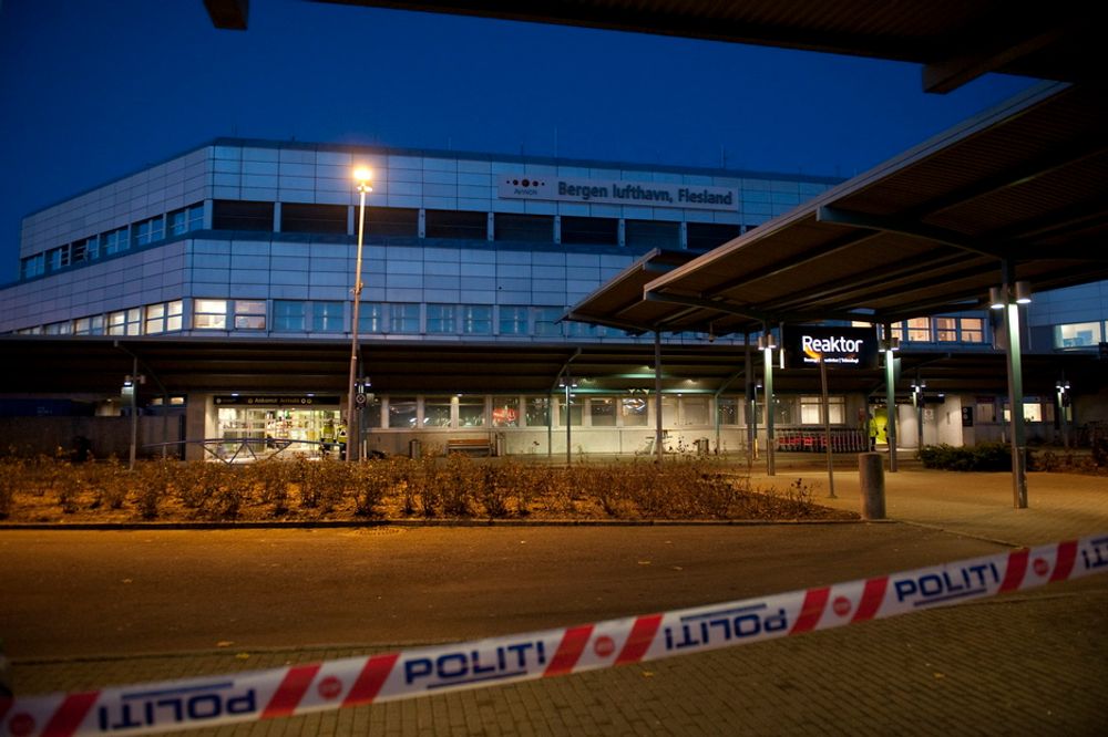 Bergen lufthavn Flesland var tirsdag morgen stengt grunnet mistanke om en bombe i en bag. Etter hvert viste deg seg at bagen tilhørte en forsvarsansatt og bomba var en etterligning.
