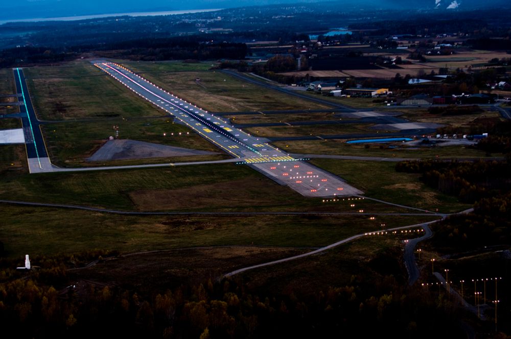 Moss lufthavn Rygge har fått nye landingslys i LED i forbindelse med oppgraderingen til ILS CAT II.