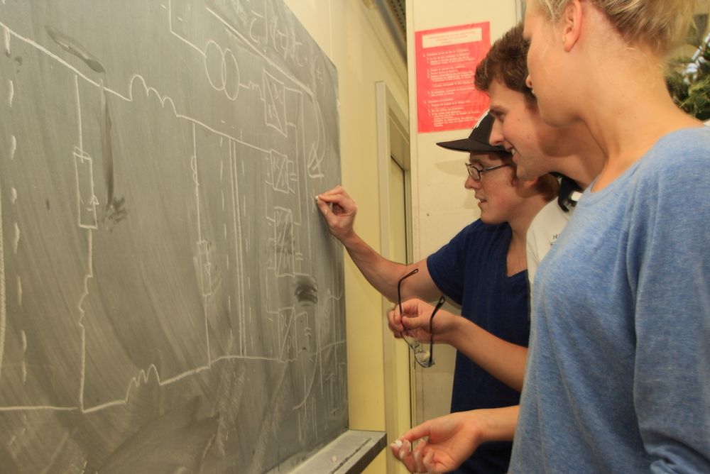 MELLOM HJERNEBARKEN OG VEDEN: NTNU-studentene Leif Ekås, Line Lavendel Nygård Hansen og Max Graff forsøker entusiastisk å forstå den avanserte teknologien de skal forsøke å kommersialisere fra Cern.