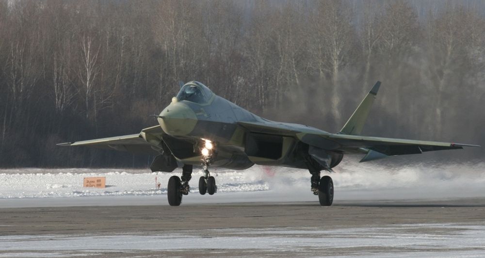 Sukhoi PAK FA går inn for landing for første gang etter en 47 minutters jomfruferd.