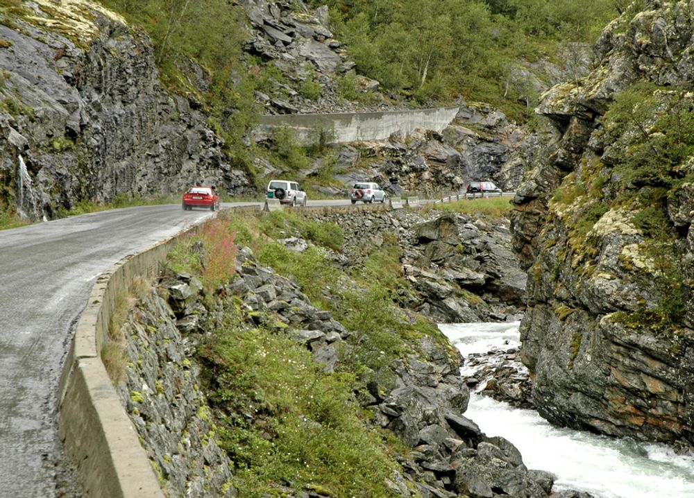 E 16 i øvre del av Lærdal kommune kan være en hyggelig opplevelse for turister, men som stamveg holder den ikke mål. Denne strekningen blir erstattet av en 4 km lang tunnel.