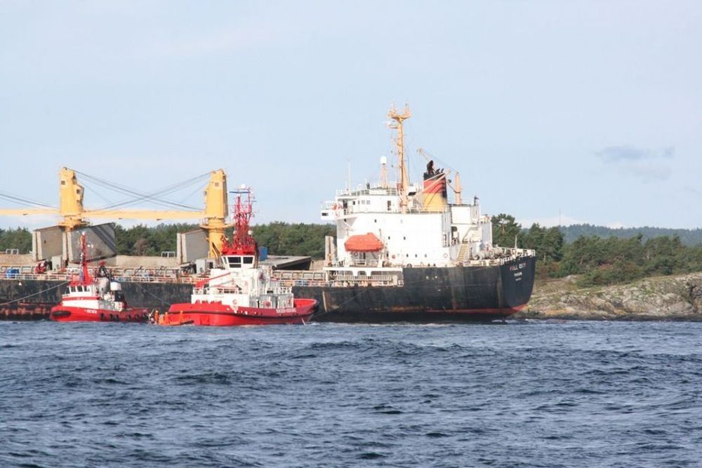 VIPP: Buksér og Berging stilte med tre slepebåter foo å dra Full City av grunnen den har stått på siden 31. juli.