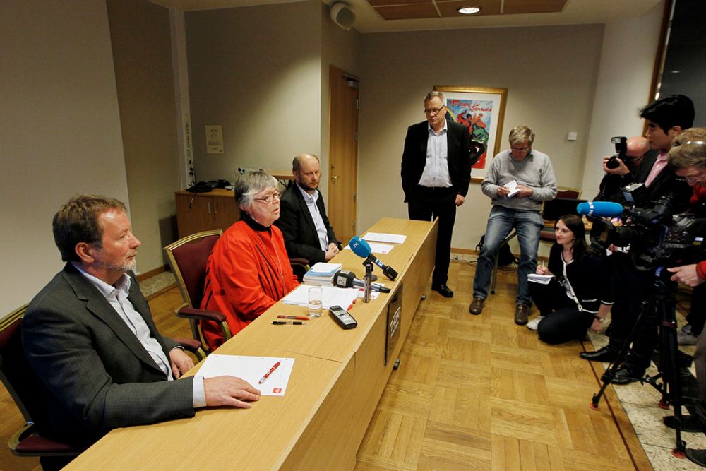 ENIGHET: Arve Bakke (fra venstre), leder i Fellesforbundet, riksmeklingsmann Kari Gjesteby og leder i Norsk Industri, Stein Lier-Hansen, holder pressekonferanse søndag etter at partene har blitt enige om en anbefalt løsning.