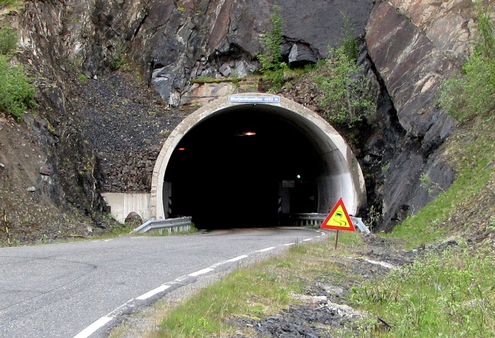 Leohard Nilsen & Sønner fra Risøyhamn har fått kontrakten på oppgradering av Øksfjordtunnelen. Bildet viser østre påhugg.