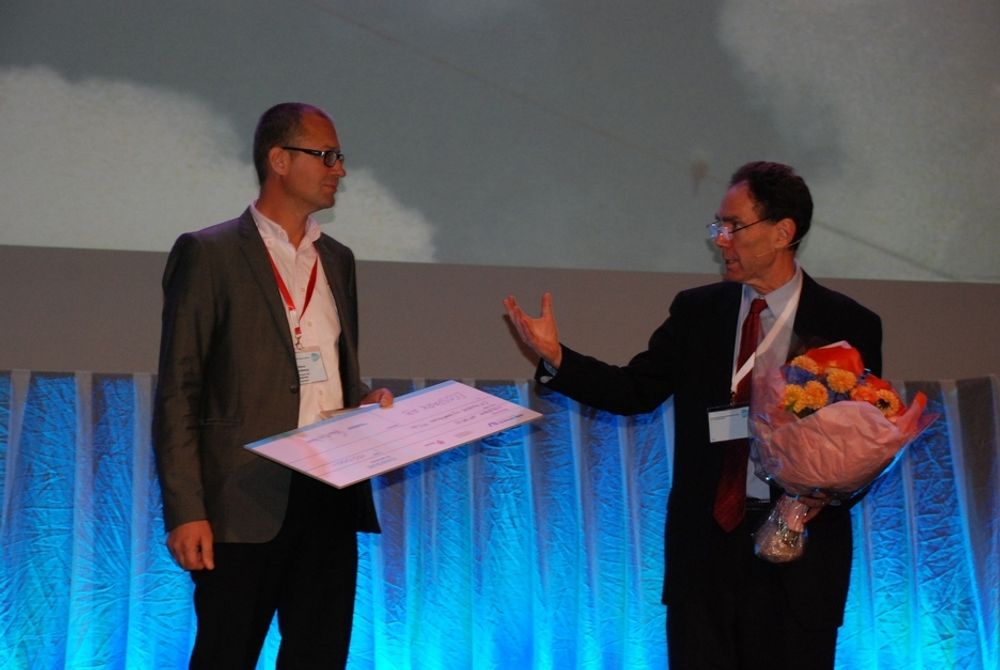 -  SE HVA VI HAR HER, EN SJEKK! Hans Lindberg i Eco Spark AB mottok Nerec Innovation Award, en sjekk på 150 000 kroner fra konferansier Todd Benjaminsen.
