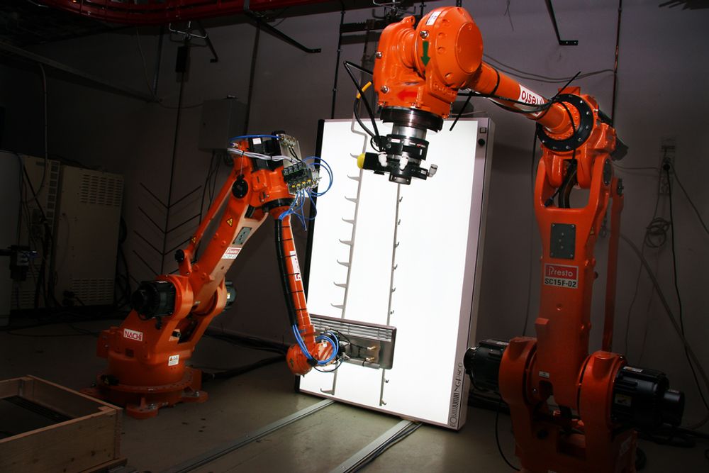 PAR: To roboter er satt opp i en simulert monteringslinje, og plukker deler fra Håg-stoler og Glen Dimplex-ovner.
