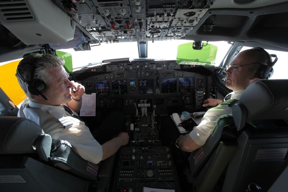 FERRYFLIGHT: Tom Røstad (t.v) og Michael Sterner hadde ansvaret for å fly hjem det den nybygde 737-700-maskinen.