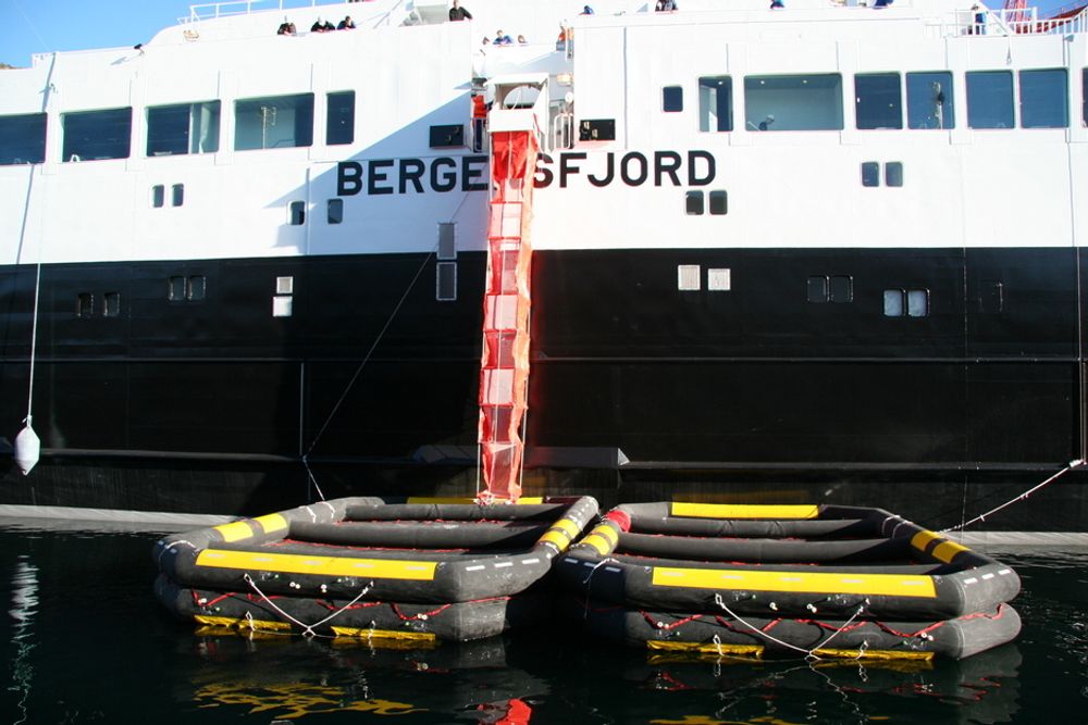 GODKJENT: I 2006 ble denne godkjenningtesten for flåtene fra Brude Safety gjennomført på M/F Bergensfjord. Da mente Sjøfartsdirektoratete at det var god nok flåtekapasitet, men ikke nå lenger.