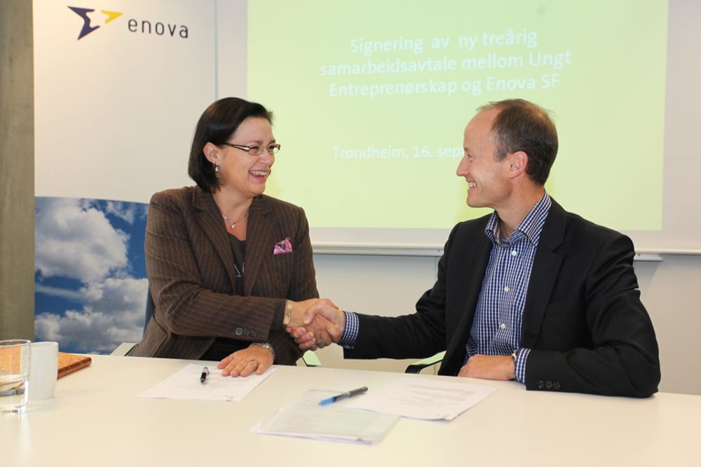 ENIGE: Ungt Entreprenørskaps adm. dir. Anne Kathrine Slungård og Enova-direktør Nils Kristian Nakstad signerte torsdag en avtale om samarbeid i tre nye år.