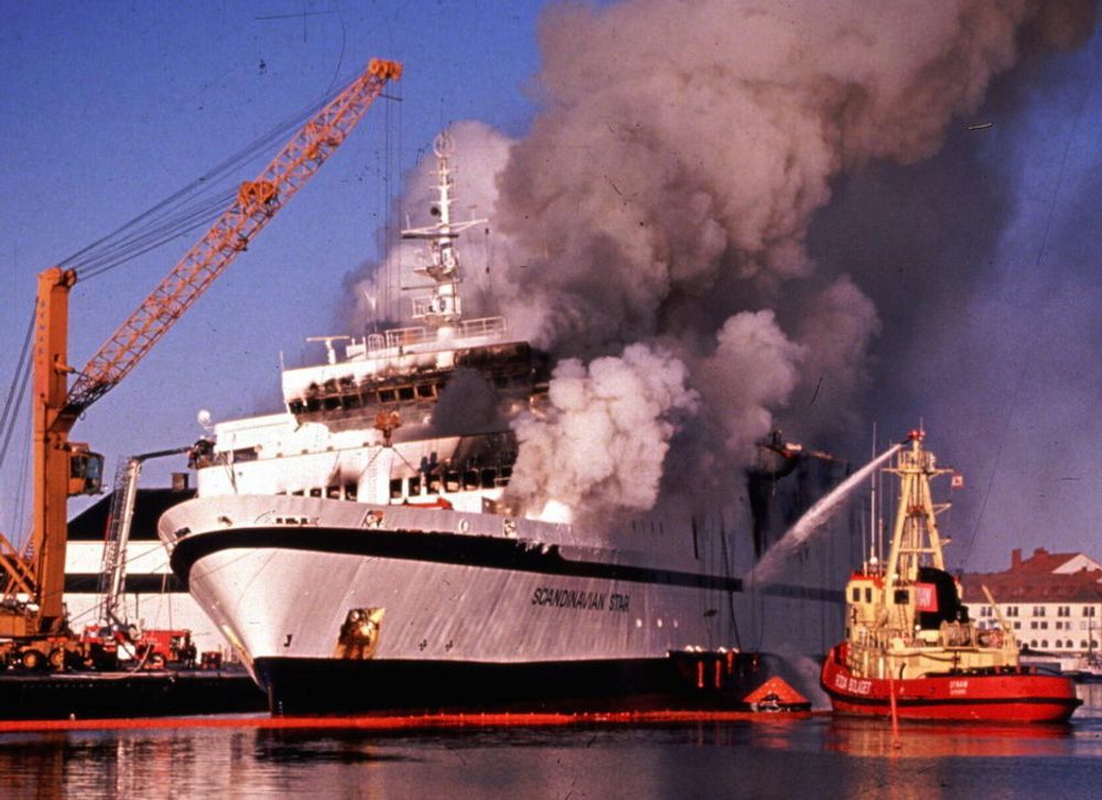 TRAGEDIE: Det begynte å brenne om bord i passasjerferjen "Scandinavian Star" i Skagerrak mellom Oslo og Fredrikshavn natt til 7. april 1990. 159 mennesker omkom. Her er skipet i brann ved kaia i Lysekil.