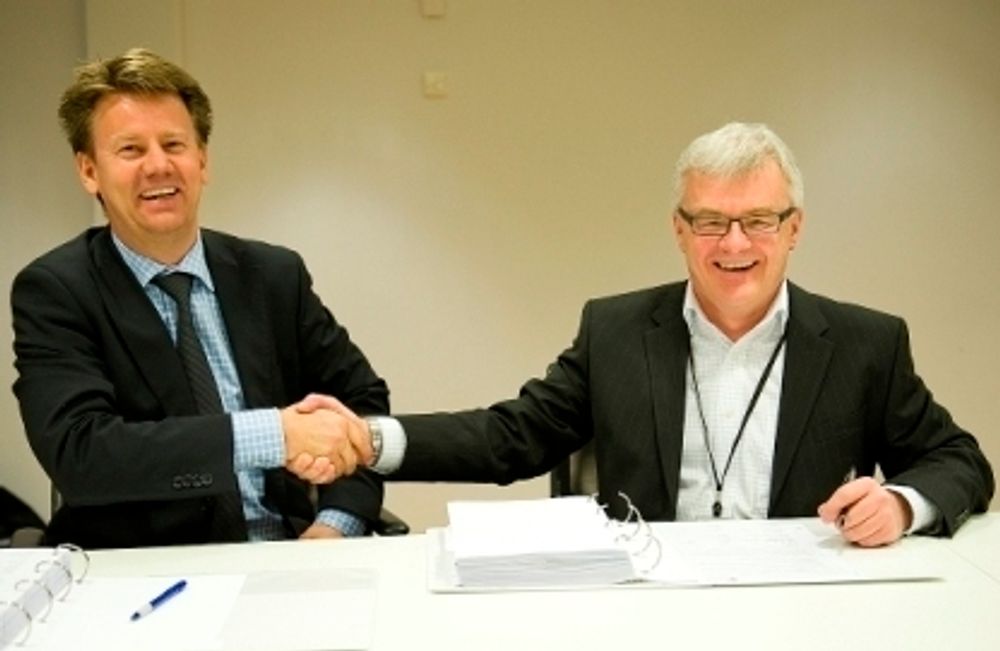 Mads Andersen, administrerende direktør Aker Solutions og Vidar Martin Birkeland, fungerende innkjøpssjef i Statoi signerer kontrakten. Foto: Ole Jørgen Bratland/Statoil.