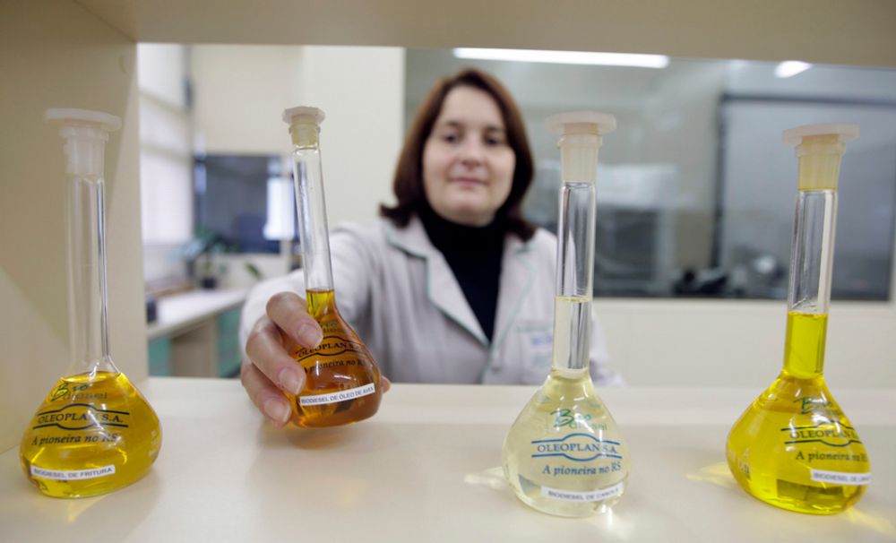 KRITISERES: En kjemiingeniør sjekker flasker med biobrennstoff ved Oleoplan-fabrikken i Passo Fundo. De brasilianske storprodusentene av bioetanol har fått sterk kritikk for det som betegnes som slavelignende tilstander på deres plantasjer.