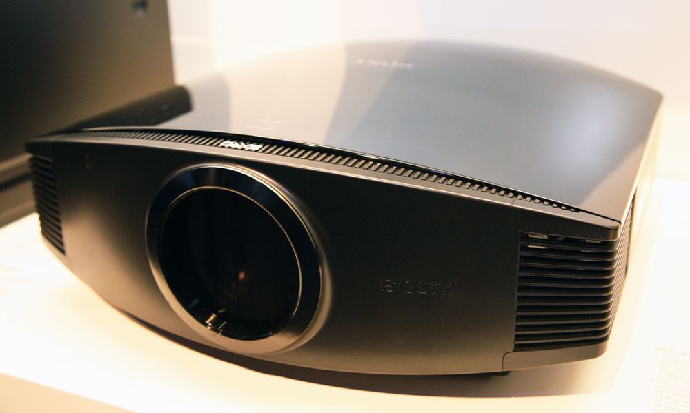 IFA: 3D-projektoren er stor, veier mye og ser kostbar ut. Og billig er den ikke.