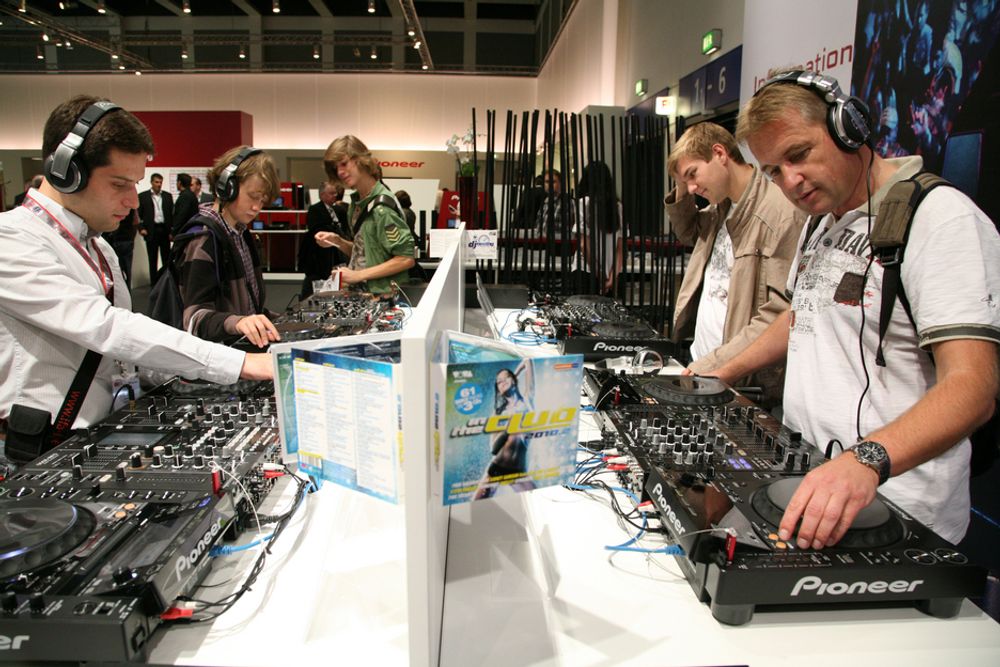 IFA: Med hodetelefoner, platespillere og miksebord satser Pioneer på å tiltrekke seg DJ-er og DJ-spirer.