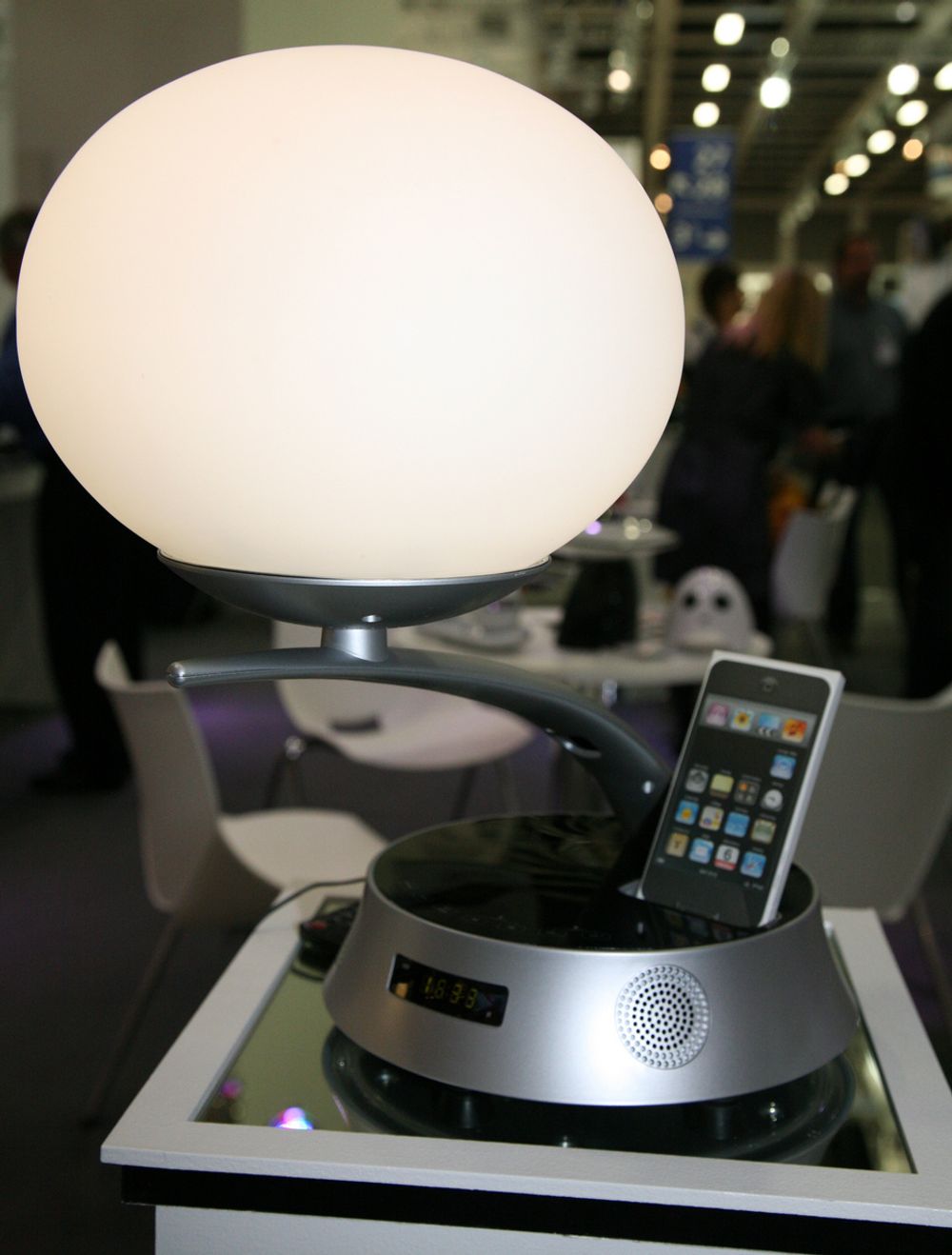 IFA: Kombinert lampe og iPod-anlegg? Det får du i denne modellen fra selskapet Amethyst.