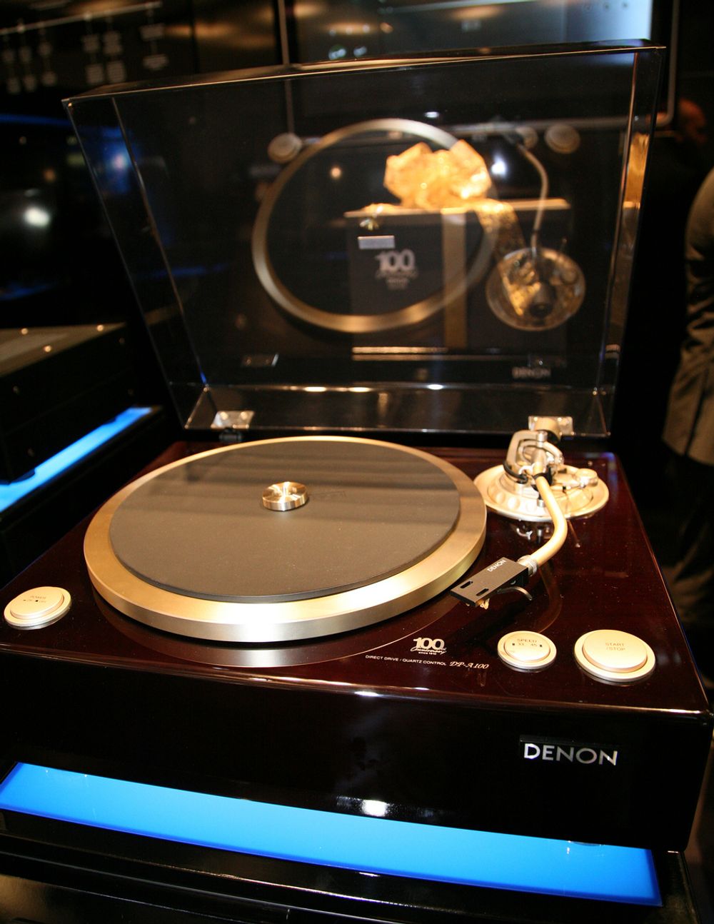 IFA: Vinylen lever, ifølge Denon. Dette er DP-A100, selskapets lekre 100 årsjubileumsmodell.