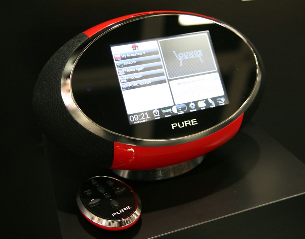 IFA: Pure tilbyr denne kombinerte DAB- og FM-radioen, som også spiller av musikk streamet fra PC og gir tilgang til Facebook og andre applikasjoner. Og, jada, den kan også kobles til iPod.