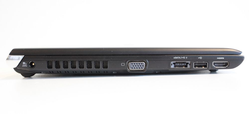 VENSTRE SIDE: Laderinngang, viftegrill, VGA, kombinert eSATA og USB, én USB-port og HDMI.