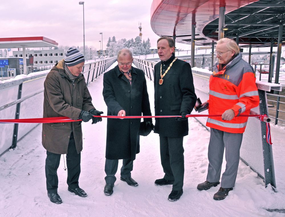 Fylkesmann Hans J. Røsjorde (nr. to fra venstre) markerer at Lørenskog kollektivterminal er åpnet og at passasjerene - forhåpentligvis - snart kan ta den i bruk.